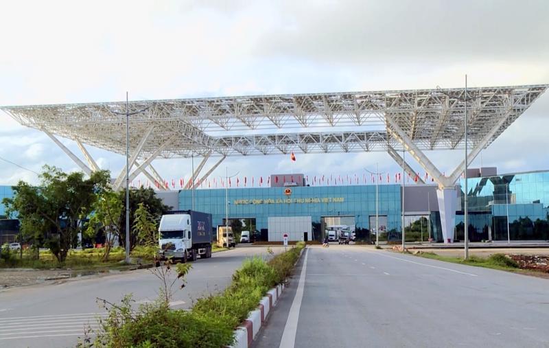 Vehicles transporting goods via Bac Luan II border gate. Photo: VNA