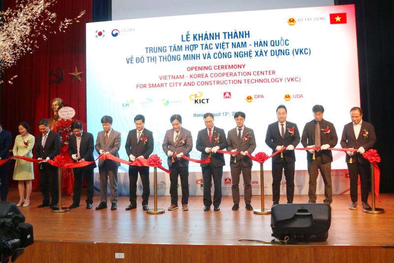 The inauguration  ceremony for the Vietnam- South Korea Cooperation Center for Smart Cities and Construction Technology (VKC). Source: The MoC  