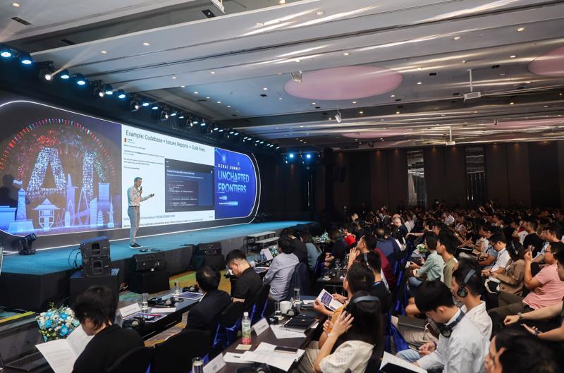 Jeff Dean, Chief Scientist at Google, speaking at the summit. Photo: VNA