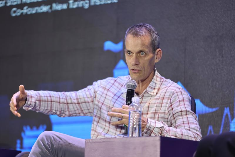 Tiến sĩ Jeff Dean: Càng mang đến những lợi ích to lớn, các ứng dụng AI càng cần được đặt ra yêu cầu nghiêm ngặt về tính an toàn và đáng tin cậy. 