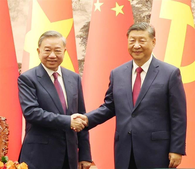 General Secretary of the Communist Party of Vietnam Central Committee and President of Vietnam To Lam (left) and General Secretary of the Communist Party of China (CPC) Central Committee and President of China Xi Jinping hold talks in Beijing on August 19. Photo: VNA