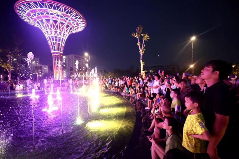 Tourists enjoy water music show in Thanh Hoa province. 