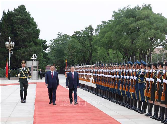 General Secretary of the Communist Party of China Central Committee and President of China Xi Jinping and General Secretary of the Communist Party of Vietnam Central Committee and State President To Lam review the guard of honour at the welcome ceremony. Photo: VNA