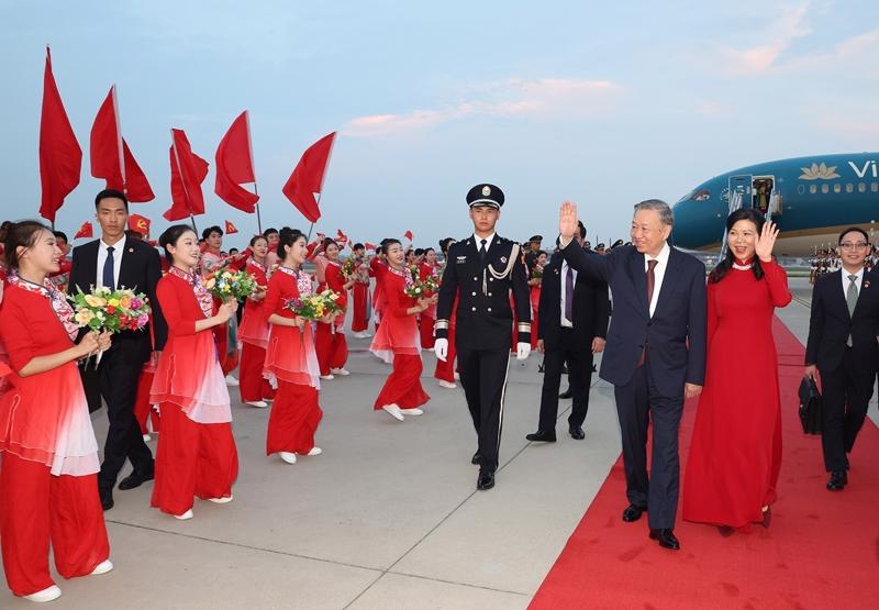 General Secretary of the Communist Party of Vietnam (CPV) Central Committee and State President To Lam and his spouse arrive in Beijing on August 18 evening. Photo: VNA