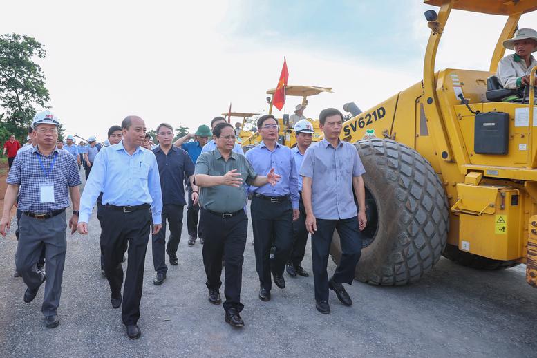 Prime Minister Pham Minh Chinh visits the construction site on August 17. Photo: VGP