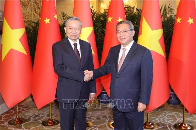 Vietnamese Party General Secretary and President To Lam (left) meeting with Chinese Premier Li Qiang in Beijing on August 19. Photo: VNA