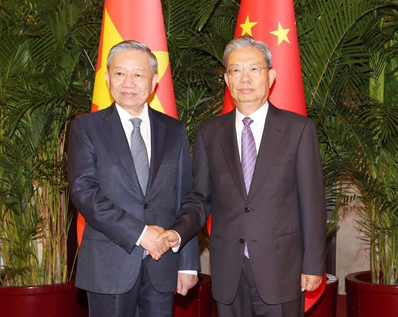 Party General Secretary and State President To Lam (L) and Chairman of the Standing Committee of the National People's Congress of China  Zhao Leji during their meeting on August 19 (Photo: VNA) 