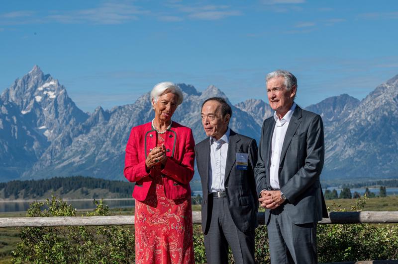 Từ trái qua: Chủ tịch ECB Christine Lagarde, Thống đốc BOJ Kazuo Ueda và Chủ tịch Fed Jerome Powell tại hội nghị thường niên của Fed ở Jackson Hole tháng 8/2023 - Ảnh: Bloomberg.