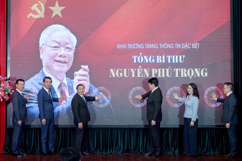 Lãnh đạo Đảng, Nhà nước, các đại biểu ấn nút khai trương trang thông tin đặc biệt “Tổng Bí thư Nguyễn Phú Trọng - Nhà lãnh đạo có tâm, có tầm của Đảng”. Ảnh: Thành Đạt.