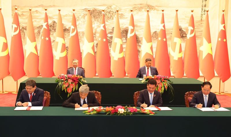 Party General Secretary and President To Lam and his Chinese counterpart Xi Jinping witnessed the signing of the cooperation agreements after their talks in Beijing on August 19. Photo: VNA