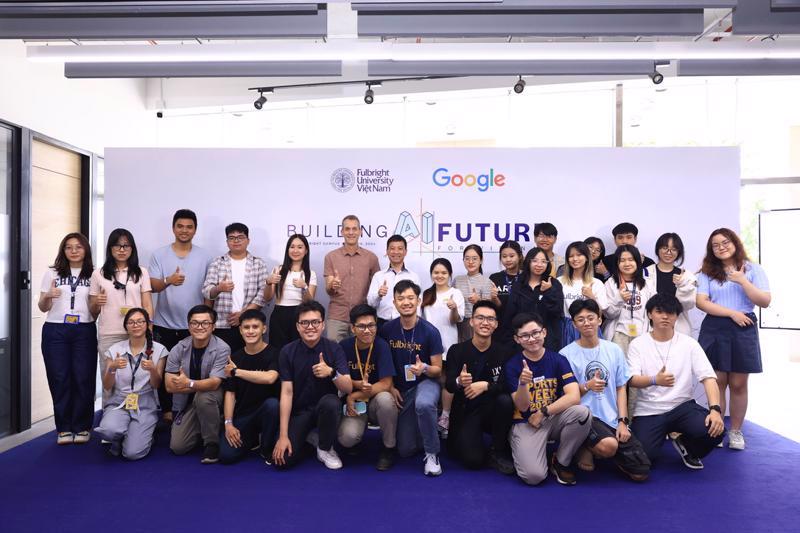 Dr. Jeff Dean - chief scientist at Google - takes a group photo with students of Fulbright University Vietnam on August 19. 