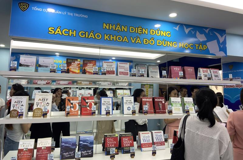 Gần 100 loại hàng hóa với trên 400 sản phẩm là các loại sách và đồ dùng học tập được trưng bày