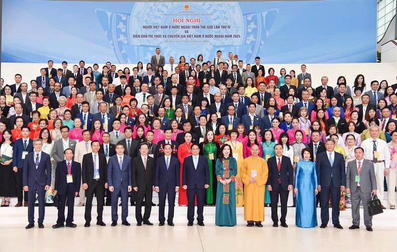 Prime Minister Pham Minh Chinh takes a group photo with representatives of Overseas Vietnamese on the sidelines of conference. Photo: the Ministry of Foreign Affairs