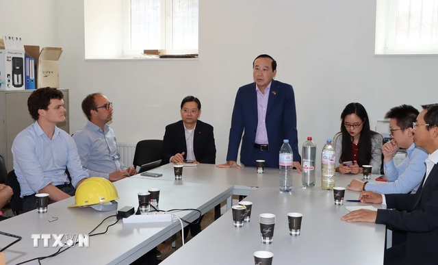 Vietnamese Ambassador to Belgium Nguyen Van Thao (standing) is speaking at the working session on August 20 (Photo: VNA)