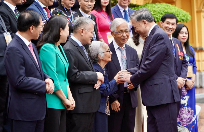 Tổng Bí thư, Chủ tịch nước tin tưởng rằng, đồng bào ta dù ở bất cứ nơi đâu, cuộc sống thuận lợi hay khó khăn nhưng trong trái tim vẫn luôn ấm nồng tình yêu quê hương, đất nước.