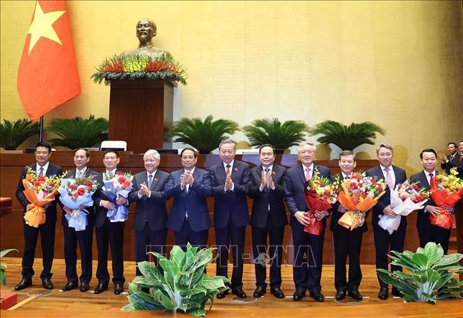 Party, State, Government and NA leaders present flowers to congraluate the newly-appointed high-ranking officials. Photo: VNA