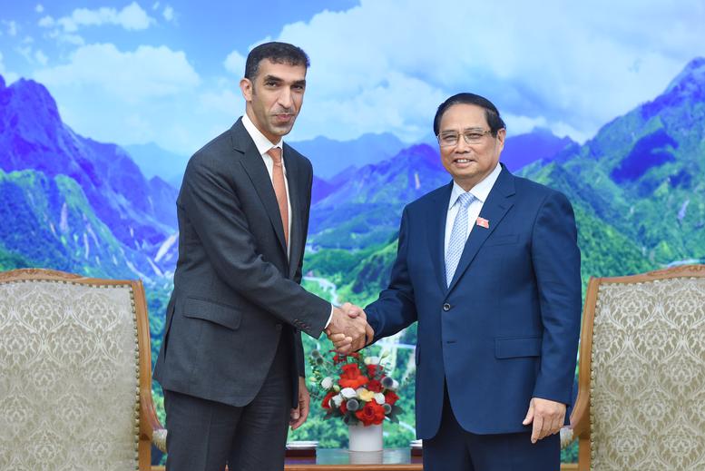 Prime Minister Pham Minh Chinh (right) receives UAE Minister of State for Foreign Trade Thani bin Ahmed Al in Hanoi on August 26. Photo: VGP