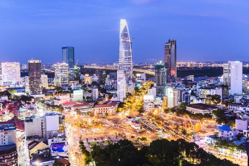 Thành phố Hồ Chí Minh về đêm. Việt Nam được đánh giá là có nhiều lợi thế, chi phí lao động cạnh tranh, khả năng tiếp cận thị trường và nhiều hiệp định thương mại tự do