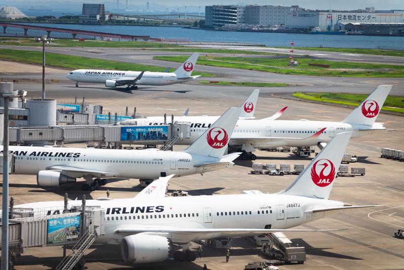 Máy bay của Japan Airlines tại sân bay Haneda - Ảnh: Bloomberg.