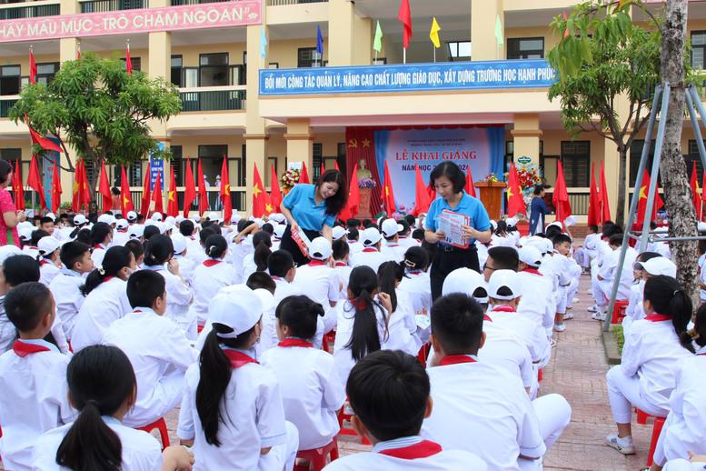 Tuyên truyền tham gia bảo hiểm y tế cho học sinh, sinh viên. Ảnh: BHXH Việt Nam.