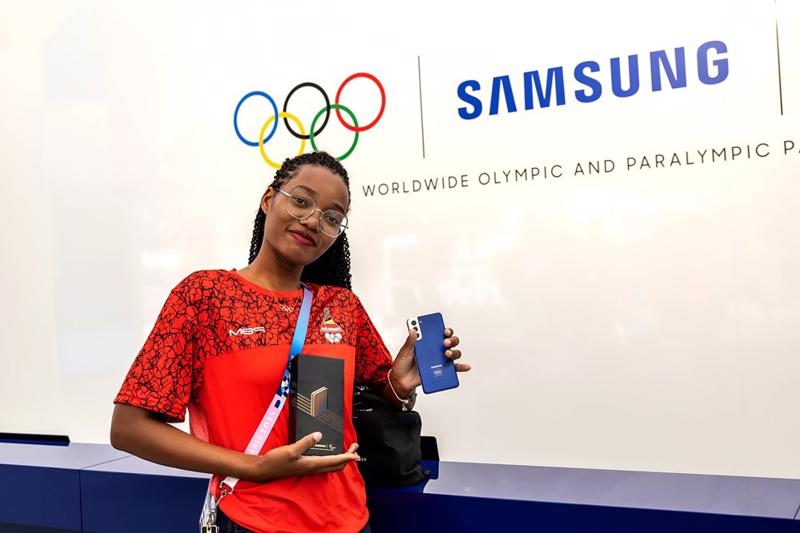 Samsung đã tặng 17.000 vận động viên Olympic phiên bản vàng mẫu điện thoại thông minh có thể gập lại mới nhất của mình, Flip6