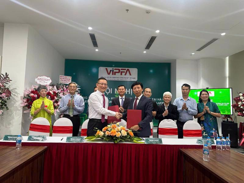 VIPFA signs a cooperation agreement with Sun Kam Kwong International Trade Ltd. Co. on the sidelines of the opening ceremony of the Hanoi office. 