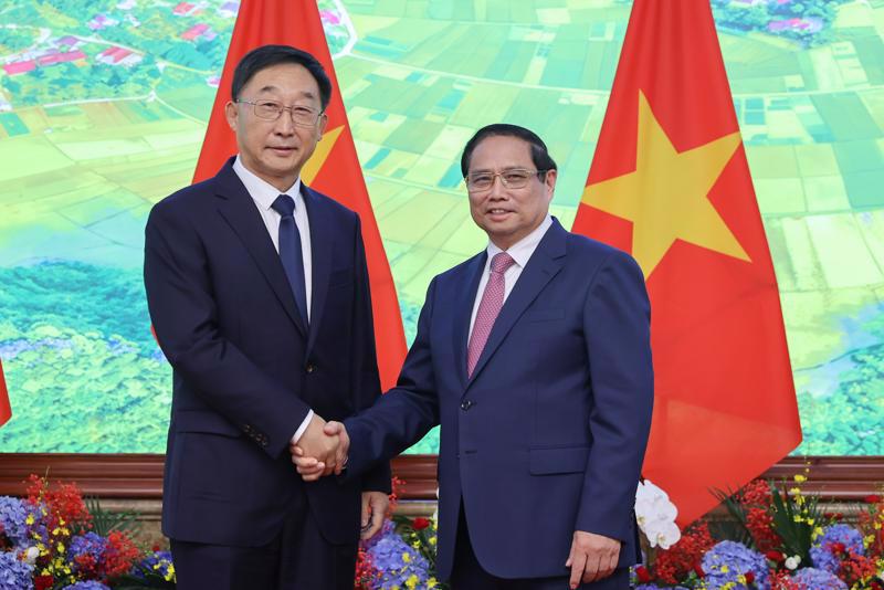 Prime Minister Pham Minh Chinh receives Mr. Liu Ning, member of the Communist Party of China (CPC) Central Committee and Secretary of the CPC Committee of China’s Guangxi Zhuang Autonomous Region, in Hanoi on August 28. (Photo: VGP)