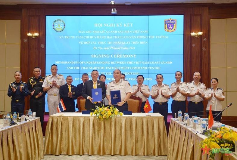 The MoU signing ceremony between the Vietnam Coast Guard and the Thailand Maritime Enforcement Command Centre in Hanoi on August 29. (Photo: qdnd.vn)