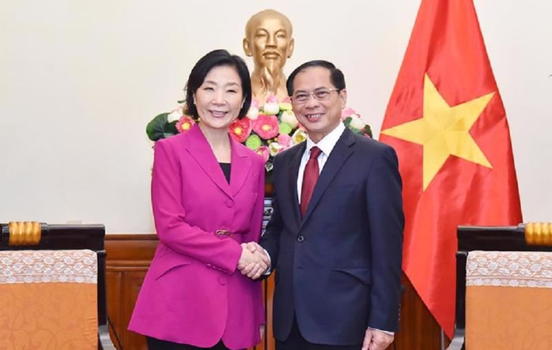 Deputy Prime Minister and Minister of Foreign Affairs Bui Thanh Son receives Korean Minister of Small- and Medium-sized Enterprises and Startups Oh Young-joo in Hanoi on August 29. (Photo: VGP)