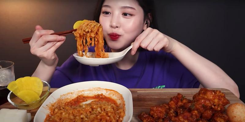 Ảnh: Eat with Boki - Youtuber chuyên làm mukbang nổi tiếng