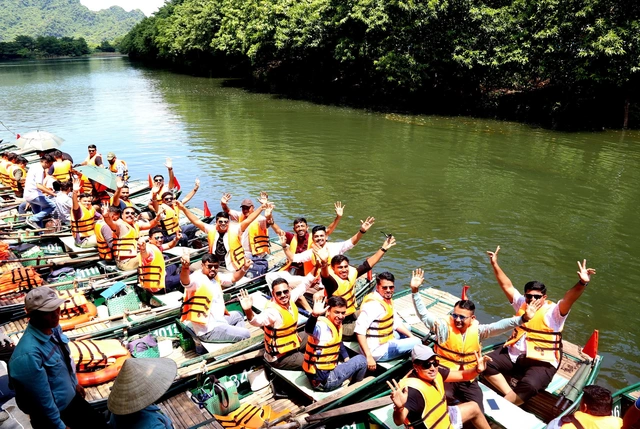  Indian billionaire Dilip Shanghvi's 4,500-person delegation excitedly visits Trang An scenic spot in Ninh Binh province of Vietnam in late August . (Photo: nld.com)