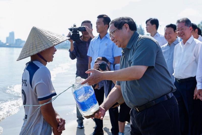 Thủ tướng Phạm Minh Chính trò chuyện với người dân tại khu vực dự án. Ảnh: VGP.