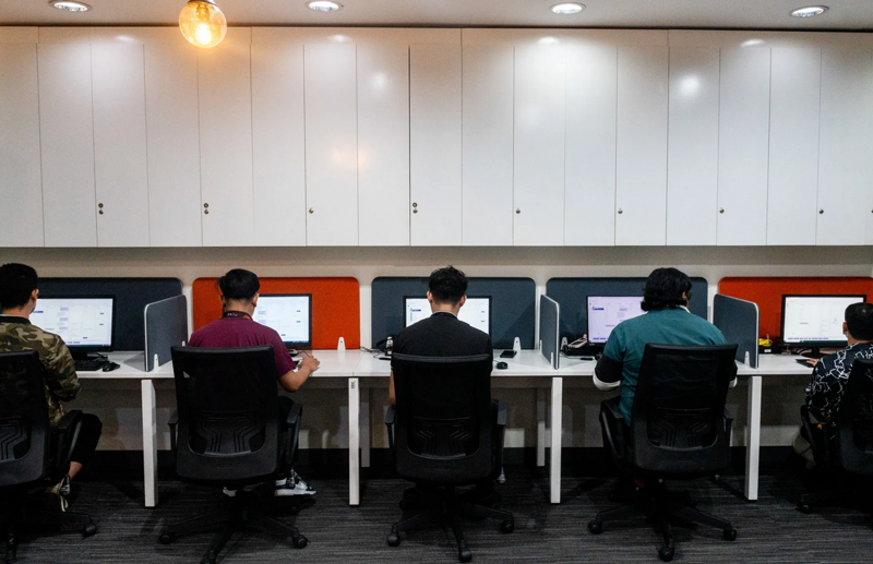 Các nhân viên call center tại [24]7.ai, Inc. tại văn phòng công ty ở trung tâm công nghệ Bonifacio Global City của Manila vào tháng 4. Ảnh: Bloomberg