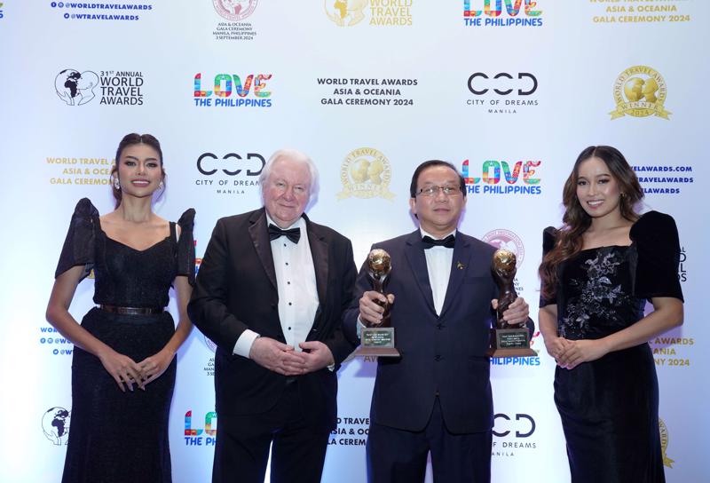 Ông Graham Cooke (thứ hai từ trái sang), nhà sáng lập và chủ tịch World Travel Awards chúc mừng Vietjet và trao cúp cho Phó Tổng giám đốc Đỗ Xuân Quang.