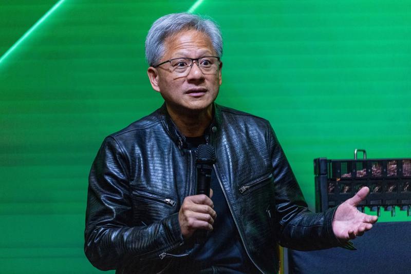 CEO của Nvidia, ông Jensen Huang cho biết sự thống lĩnh thị trường của họ bắt nguồn từ chất lượng sản phẩm, mang lại hiệu suất nhanh hơn. Ảnh: Bloomberg