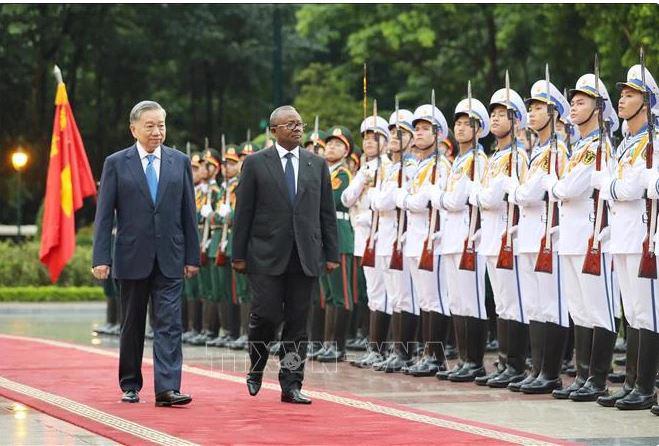 Party General Secretary and State President To Lam (l) and Guinea-Bissau President Umaro Sissoco Embaló at the welcome ceremony in Hanoi on September 6. (Photo: VNA)