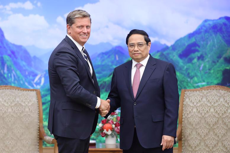 Prime Minister Pham Minh Chinh receiving Senior Vice President for Global Business and Government Affairs of SpeceX Tim Hughes in Hanoi on September 6. Photo: VGP