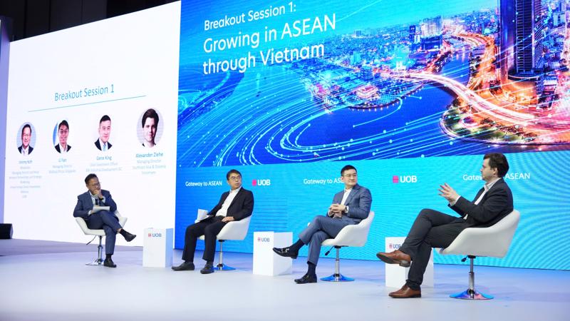 Các diễn giả tại phiên thảo luận mang tên “Phát triển tại ASEAN thông qua Việt Nam”, từ trái qua phải gồm: Ông Jimmy Koh, Giám đốc Quan hệ đối tác và Tiếp thị chiến lược, Khối Tư vấn đầu tư nước ngoài, Ngân hàng UOB (Singapore) trong vai trò điều phối; Ông Li Fan, Giám đốc Điều hành Warburg Pincus; Ông Gene King, Giám đốc Đầu tư BW Industrial; Ông Alexandar Ziehe, Tổng Giám đốc Viessmann Đông Nam Á và Châu Đại dương.