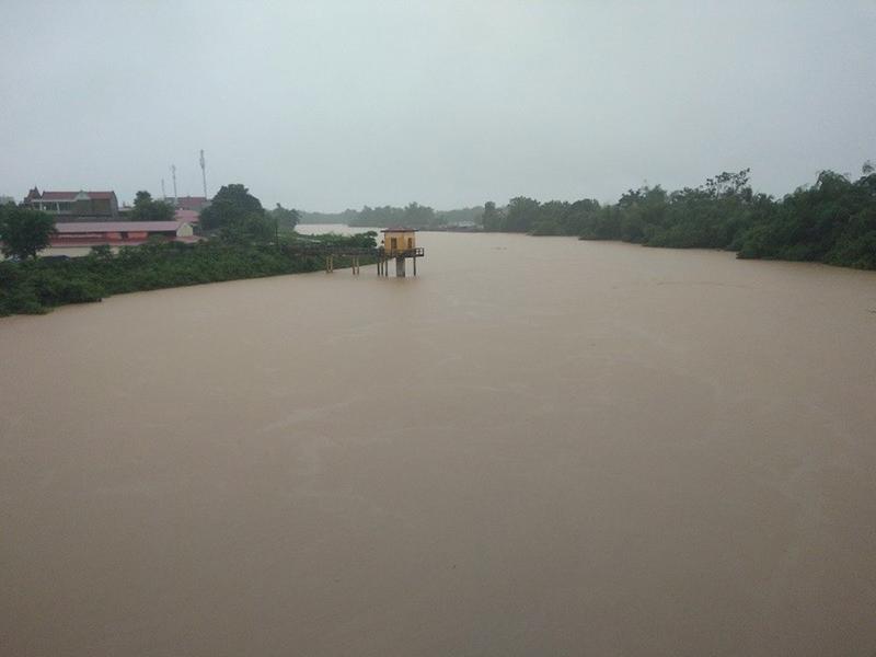 Sau 1 ngày có dấu hiệu rút, nước sông Bưởi tại Kim Tân (Thanh Hóa) lại dâng cao do lũ thượng nguồn đổ về.