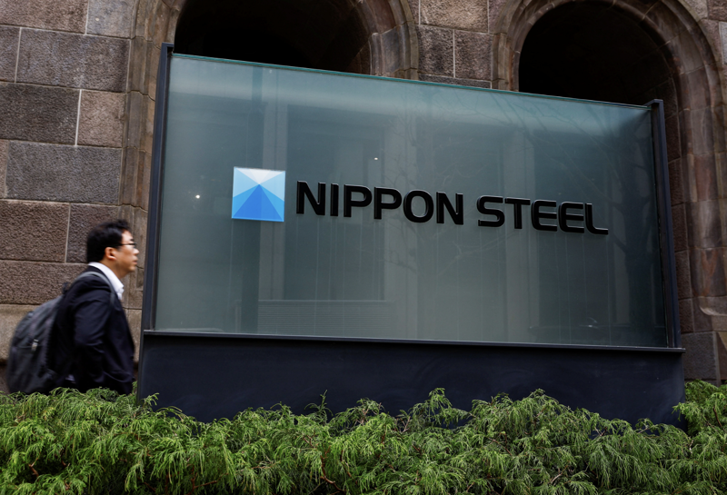 Bên ngoài trụ sở Nippon Steel ở Tokyo - Ảnh: Reuters.