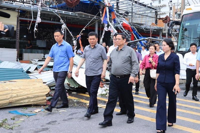 Thủ tướng Phạm Minh Chính đi kiểm tra tình hình thiệt hại, chỉ đạo triển khai các biện pháp cấp bách khắc phục hậu quả cơn bão số 3 tại Quảng Ninh - Ảnh: VGP