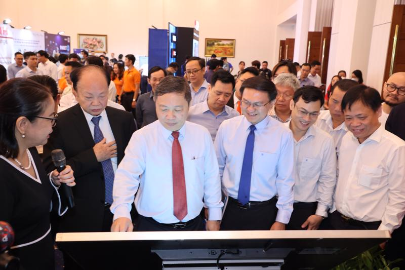 Delegates visit exhibition of technological products and solutoins at Tech4life 2023