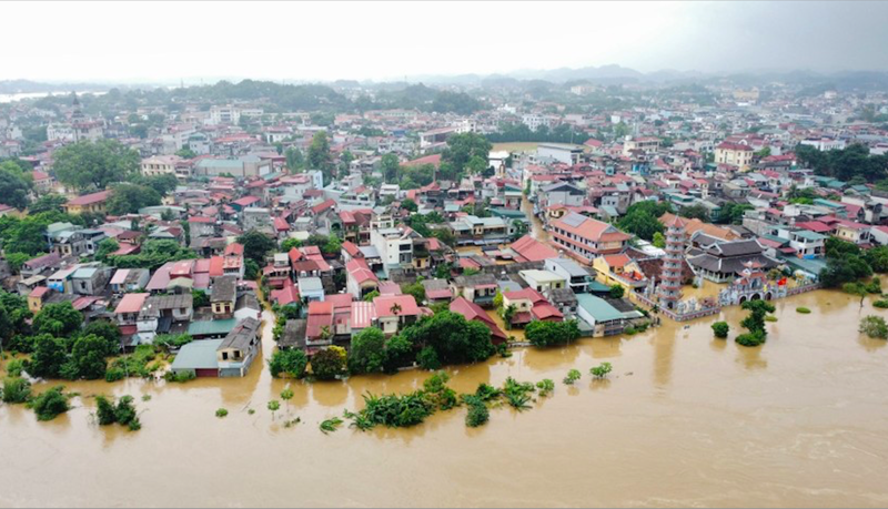 Nhiều khu vực trong thành phố Yên Bái ngập trong biển nước.