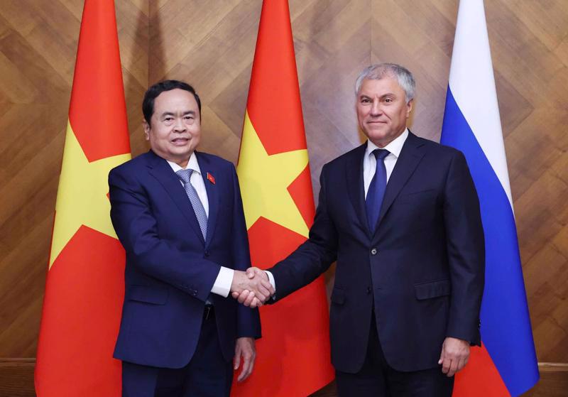 National Assembly Tran Thanh Man (L) and Chairman of the State Duma of the Federal Assembly of the Russian Federation Vyacheslav Victorovich Volodin during their talks in Moscow on September 9 (Photo: VNA)