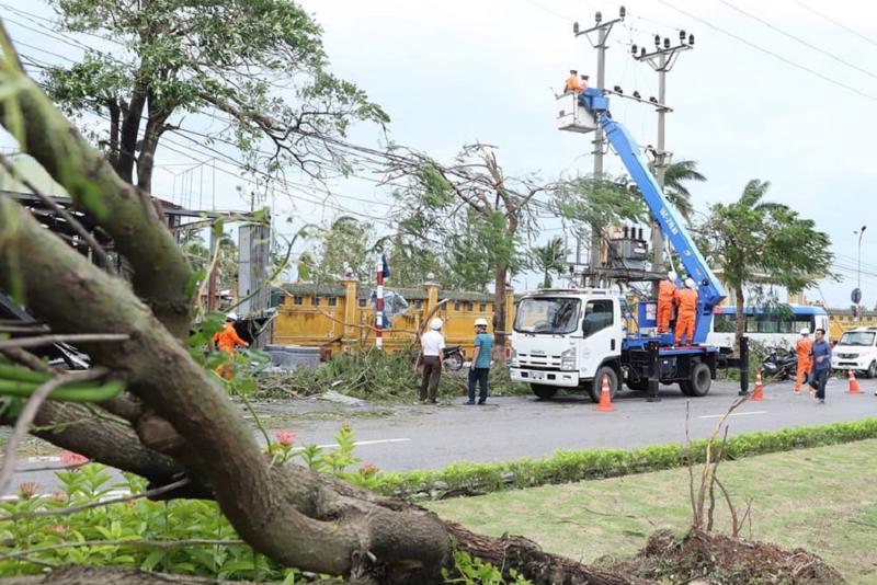 Ngành điện nỗ lực khắc phục sự cố lưới điện bị ảnh hưởng nặng nề bởi cơn bão số 3. 