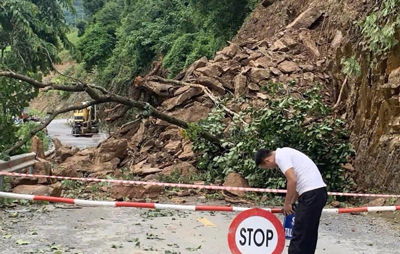 Tỉnh lộ 543D, đoạn qua xã Tà Cạ, huyện Kỳ Sơn, đất đá sạt lở chắn ngang đường.