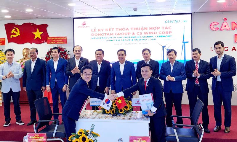 CS Wind Group and Dong Tam Group signed a cooperation agreement on land leasing for the project on September 10. Photo: plo.vn