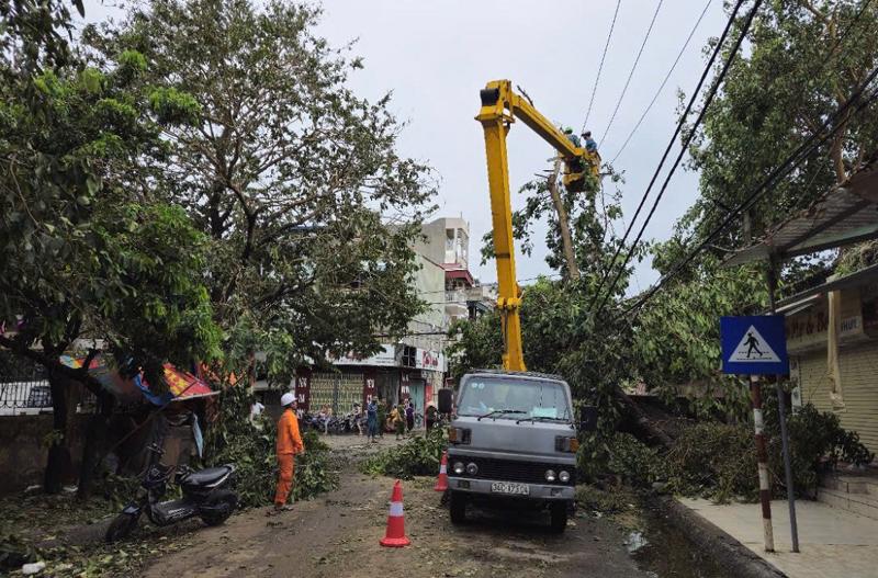 Các đơn vị của Điện lực tại miền Bắc tiếp tục khẩn trương khắc phục hậu quả thiên tai, khôi phục cung cấp điện trở lại cho các khách hàng bị ảnh hưởng do bão, lũ.