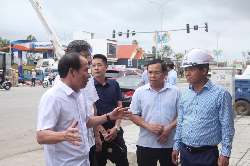 Ông Lê Tiến Châu, Bí thư Thành ủy Hải Phòng kiểm tra công tác khắc phục lưới điện 