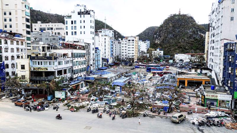 Chợ bán đồ lưu niệm tại trung tâm thị trấn Cát Bà sau cơn bão số 3 trở thành đống đổ nát